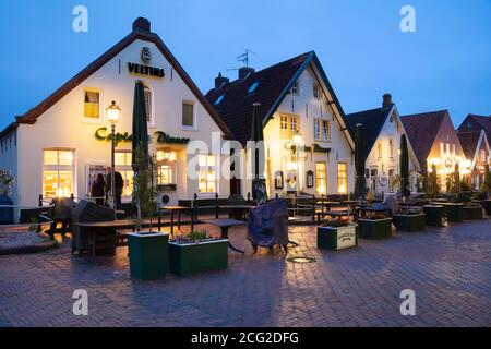 Öffentliche Häuser auf dem Markt bei Nacht, Greetsiel, Ostfriesland, niedersachsen, Deutschland, Europa Stockfoto