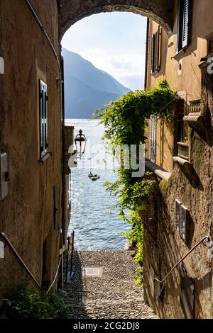 Italien. Lombardei. Comer See. Das bunte Dorf Varenna. Gasse mit Blick auf den See Stockfoto