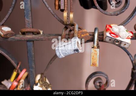 Alte Schlösser am Zaun Gitter Stockfoto