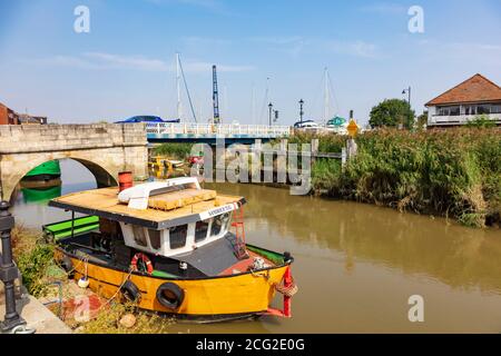 Sandwich Tug, der am River Stour bei Sandwich unter der toll Bridge in Kent, Großbritannien, festgemacht ist Stockfoto