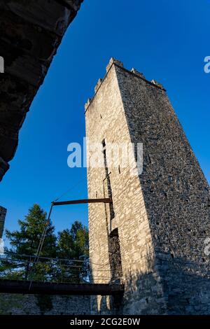 Italien. Lombardei. Comer See. Perledo um Varenna. Der quadratische Turm des Schlosses Castello di Vezio Stockfoto