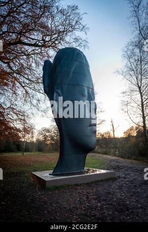 Wilsis von der Künstlerin Jaume Plensa im Yorkshire Sculpture Park bei Wakefield, Yorkshire, UK Stockfoto