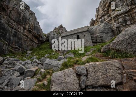 St. Govan's Chapel, St. Govan's Head, Pembrokeshire, Wales, Vereinigtes Königreich Stockfoto