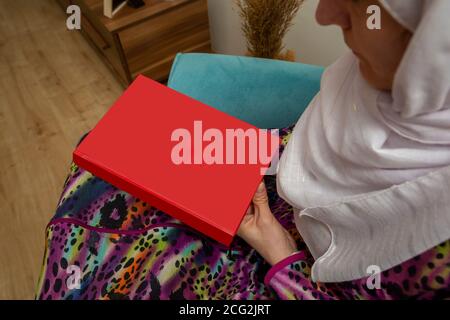 Frau Hand hält Quran Buch Stockfoto