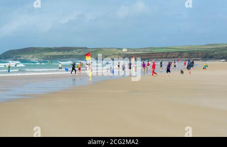 Badebereich zwischen rot-gelben Flaggen in Godrevy, Cornwall, Großbritannien. Aufgenommen am 20. August 2020. Stockfoto