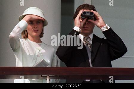 PAP EPS 17 10.6.95. EPSOM: Viscount Linley und seine Frau Serena beobachten die Rennen in Epsom. Das Vodafone Derby wurde von Walter Swinburn und Lammtarra gewonnen. Bild von Martin Keene/PA.in Stockfoto