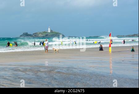 Menschen genießen das Wasser in Godrevy, Cornwall, Großbritannien. Aufgenommen am 20. August 2020. Stockfoto