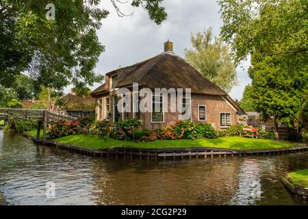 Giethoorn, Niederlande - 28. August 2020: Haus umgeben von Hortensien Stockfoto