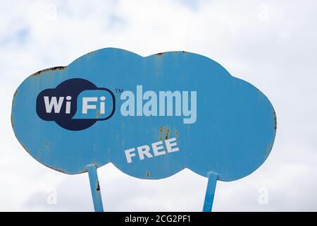 Ein blaues Schild im Park mit der Aufschrift WiFi. Stockfoto