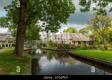 Giethoorn, Niederlande - 28. August 2020: Haus mit Hortensien im Garten am Kanal Stockfoto