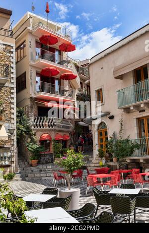 Hauptplatz in Castelmola und berühmte Turrisi Bar im Hintergrund, Sizilien Stockfoto