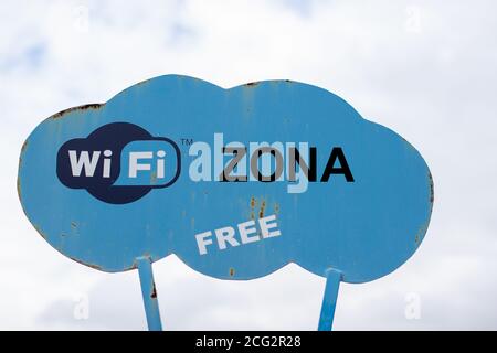 Ein blaues Schild im Park mit der Aufschrift WiFi. Stockfoto