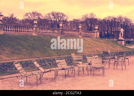 Leere metallische Stühle im Jardin du Luxembourg (Luxemburger Gärten) in Paris, Frankreich Stockfoto