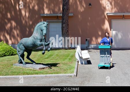 ROM - Reiniger und Statue eines Pferdes am Cinecitta Studios Stockfoto