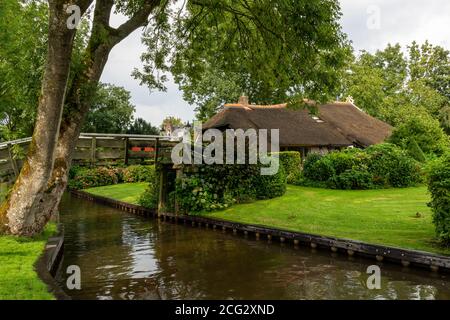 Giethoorn, Niederlande - 28. August 2020: Reetdachhaus umgeben von Bäumen Stockfoto