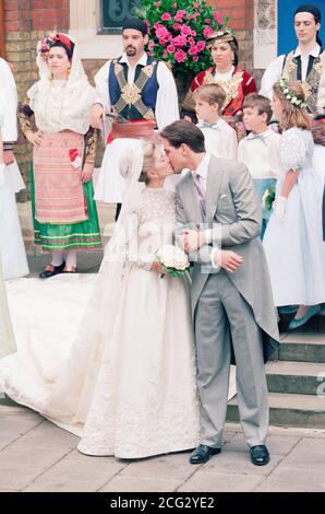 Der Exil-Kronprinz Pavlos von Griechenland küsst seine Braut Marie-Chantal Miller nach ihrer Hochzeit in der griechischen Orthadox-Kathedrale St. Sophia in Bayswater, London. * Royalty aus der ganzen Welt, darunter 12 ältere Mitglieder der britischen königlichen Familie, nahmen an der Zeremonie ohne Kosten gespart. Stockfoto