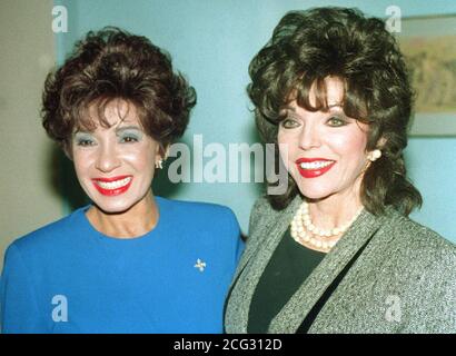 PAP 12: LONDON: 25.11.94: Schauspielerin Joan Collins (rechts), eine der Stars, die der Sängerin Shirley Bassey (links) Tribut zollen, beim heutigen (Freitag) Variety Club of Great Britain Gala Tribute Lunch im Savoy in London. PA NACHRICHTEN, Michael Stephens/gm. Stockfoto