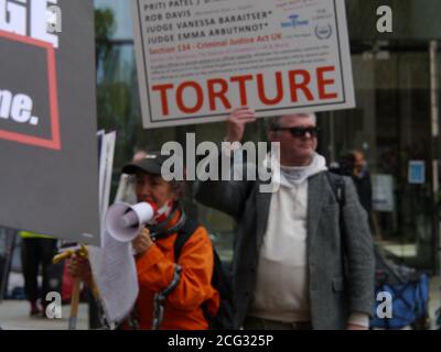 Old Bailey, London/UK - 7. September 2020: Der Auslieferungsfall von Julian Assange beginnt im Old Bailey, Supporters sammeln sich draußen mit Spruchbändern an. Stockfoto