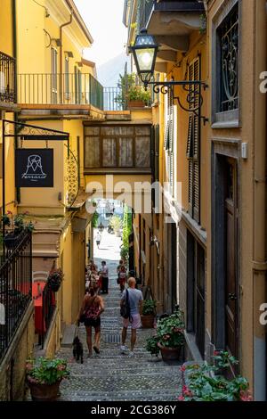 Italien. Lombardei. Comer See. Das bunte Dorf Bellagio. Gasse mit Blick auf den See Stockfoto