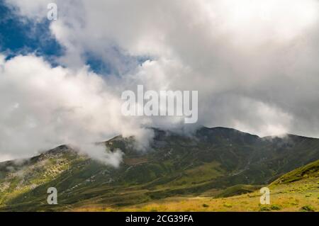 Der Berg umhüllt den Nebel Stockfoto