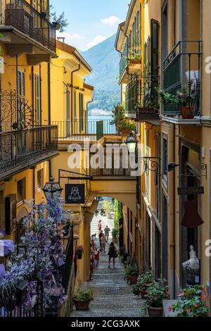 Italien. Lombardei. Comer See. Das bunte Dorf Bellagio. Gasse mit Blick auf den See Stockfoto