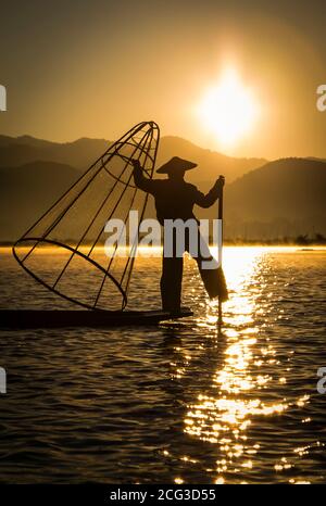 See, Inle, Myanmar, 17. November 2014: inle-see Fischer fischen in den frühen Morgenstunden eines Tages während der Surise Stockfoto