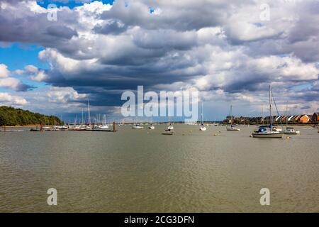 Stürmische Wolken über der River Medway bei Upnor, Blick flussabwärts Richtung Hoo, Kent, UK Stockfoto