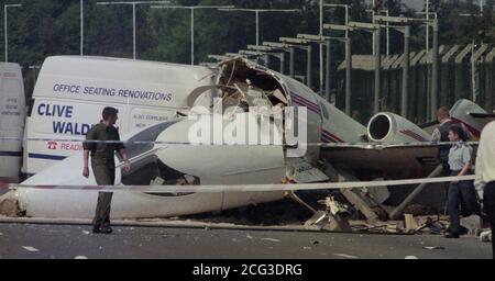 Der Exekutivjet, der bei der Landung bei RAF Northolt im Nordwesten Londons abstürzte und auf die vielbefahrene zweispurige A40 fuhr und mit einem Van kollidierte. Stockfoto