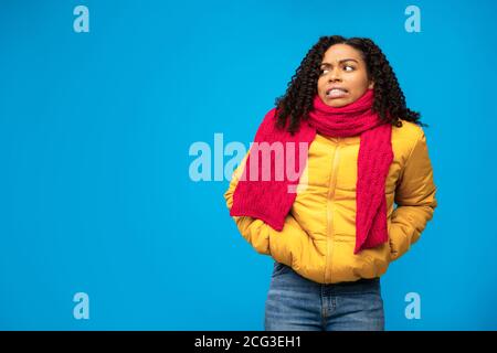 Afroamerikanische Frau Eiskalt Tragen Jacke Über Blauem Hintergrund Stehen Stockfoto