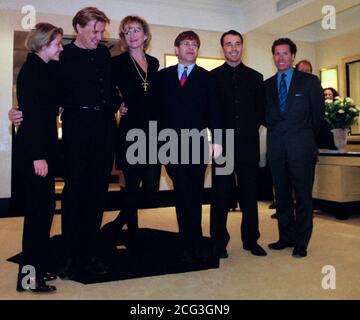 (L/R) Serena Linley, Theo Fennell, Louise Fennell, Elton John, David Furnish und Lord Linley bei der Eröffnung des neuen Theo Fennell-Flagship-Juweliershows in Chelsea, London. Stockfoto