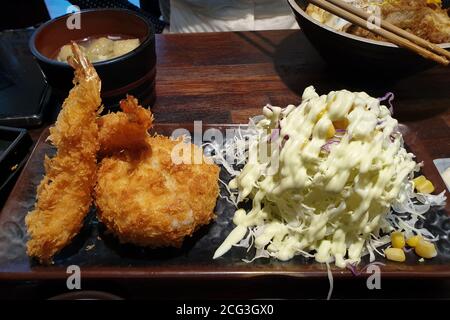 EBI Furai, frittierte Garnelen im japanischen Stil und Korokke, japanischer Name für frittierte französische Gerichte, Croquette. Und frischen Kohlsalat. Stockfoto