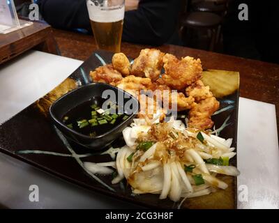 Hühnerkaraage, japanisches Huhn in Öl frittiert. Kleine Hähnchenstücke leicht mit Mehl bestreichen und in einem leichten Öl braten. Stockfoto