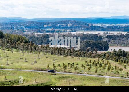 Der Blick vom National Arboretum im Molonglo Valley über den Lake Burley Griffin auf die Nationalbibliothek und andere Sehenswürdigkeiten in Canberra, Australien Stockfoto