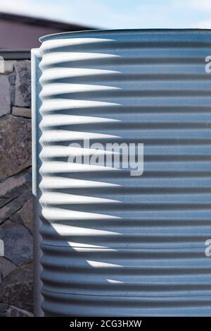 Ein verzinkter Regenwassersammeltank in der Nähe des Dorffackenzentrums im National Arboretum in Canberra, Australian Capital Territory Stockfoto