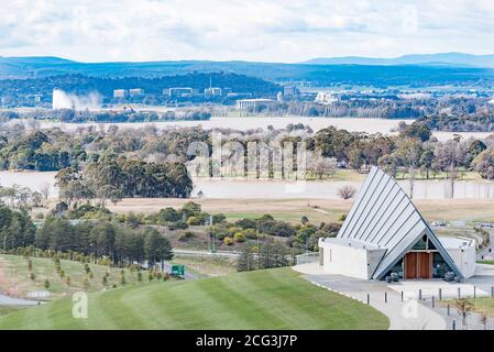 Blick über den Margaret Whitlam Pavilion im National Arboretum in Canberra, Australien zum Lake Burley Griffin und dem Captain Cook Water Jet Stockfoto