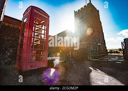 Chipping, Preston, Lancashire, Großbritannien vierzig öffentliche Telefone im Gebiet von Ribble Valley wurden identifiziert und von BT zur Entfernung vorgeschlagen. Dieses in Chipping, Preston, Lancashire, befindet sich seit den 1960er Jahren neben der St. Bartholomäus Kirche. Es kann noch durch Einheimische Einspruch gegen seine Entfernung gespeichert werden. Credit John Eveson/Alamy Live News. Stockfoto