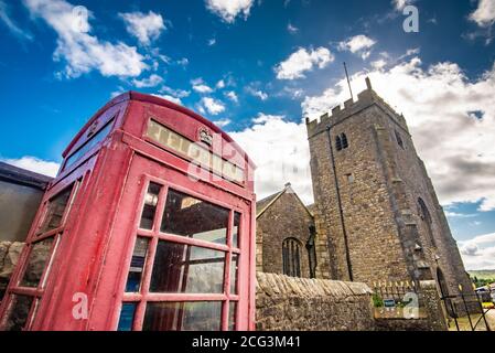 Chipping, Preston, Lancashire, Großbritannien vierzig öffentliche Telefone im Gebiet von Ribble Valley wurden identifiziert und von BT zur Entfernung vorgeschlagen. Dieses in Chipping, Preston, Lancashire, befindet sich seit den 1960er Jahren neben der St. Bartholomäus Kirche. Es kann noch durch Einheimische Einspruch gegen seine Entfernung gespeichert werden. Credit John Eveson/Alamy Live News. Stockfoto