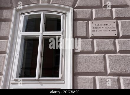 Gedenktafel am Geburtsort des Dirigenten Herbert von Karajan, Salzburg, Land Salzburg, Österreich, Europa, Stockfoto