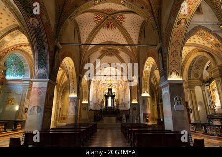 Lugano Schweiz , 1. Juli 2020 : Innenansicht des Luganer Doms von St. Lawrence im Tessin Schweiz Stockfoto