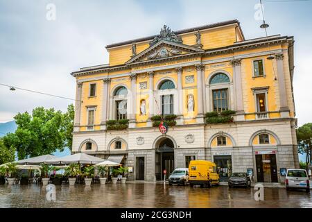 Lugano Schweiz , 1 Juli 2020 : Vorderansicht von Lugano palazzo civico oder Rathaus gelb Gebäude am bewölkten Wetter in Lugano Tessin Schweizla Stockfoto