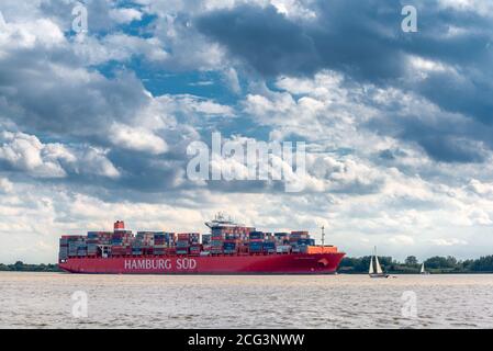 Containerschiff der Linie Hamburg Süde an der Elbe vor der Insel Lühesand, Niedersachsen, Deutschland Stockfoto
