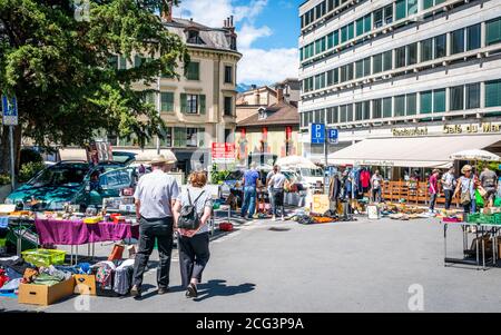 Aigle Schweiz , 4. Juli 2020 : Menschen einkaufen auf einem Straßenmarkt in Aigle Stadtzentrum in Waadt Schweiz Stockfoto