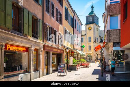 Aigle Schweiz, 4. Juli 2020 : Fussgänger-Shopping-Straßenansicht mit buntem Gebäude und Uhrenturm in der Aigle Altstadt Schweiz Stockfoto