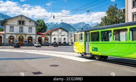 Aigle Schweiz, 4. Juli 2020 : Grüne Aigle nach Leysin mit dem Zug Ankunft am Bahnhof Aigle SBB mit Blick auf den Eingang in der Waadtländer Schweiz Stockfoto