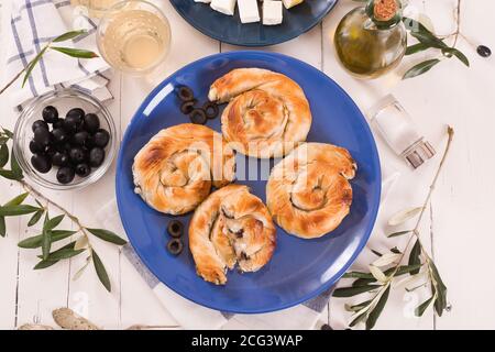 Gebäck wirbelt mit Käse und Olivenfüllung. Stockfoto