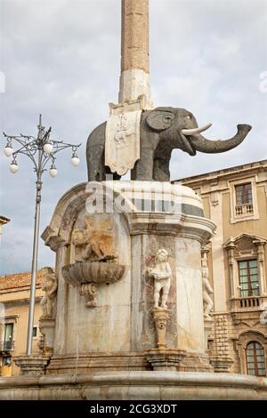 Catania - der Brunnen des Elefanten Giovanni Battista Vaccarini (1736). Stockfoto