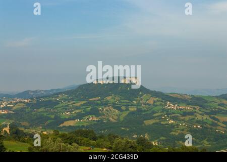 Blick auf Bismantova Rock (Pietra di Bismantova auf italienisch), in der Nähe von Castelnovo ne' Monti, Italien Stockfoto