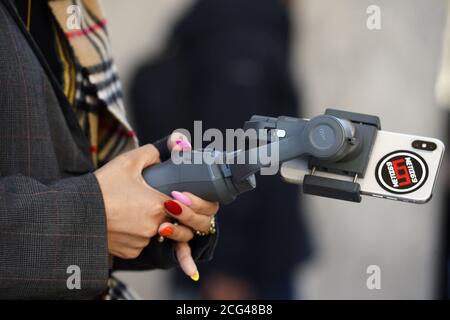 Frauen mit dem Smartphone - Paris - Frankreich Stockfoto