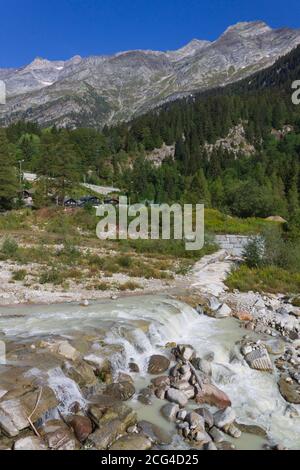 Ungestümer Bergstrom, der vom Monte Rosa in Macugnaga, Italien, fließt Stockfoto