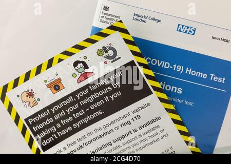 Informationsbroschüren von zentralen und regionalen Regierungen, die Ratschläge zu Coronavirus, Oldham, England, Großbritannien, weitergeben Stockfoto